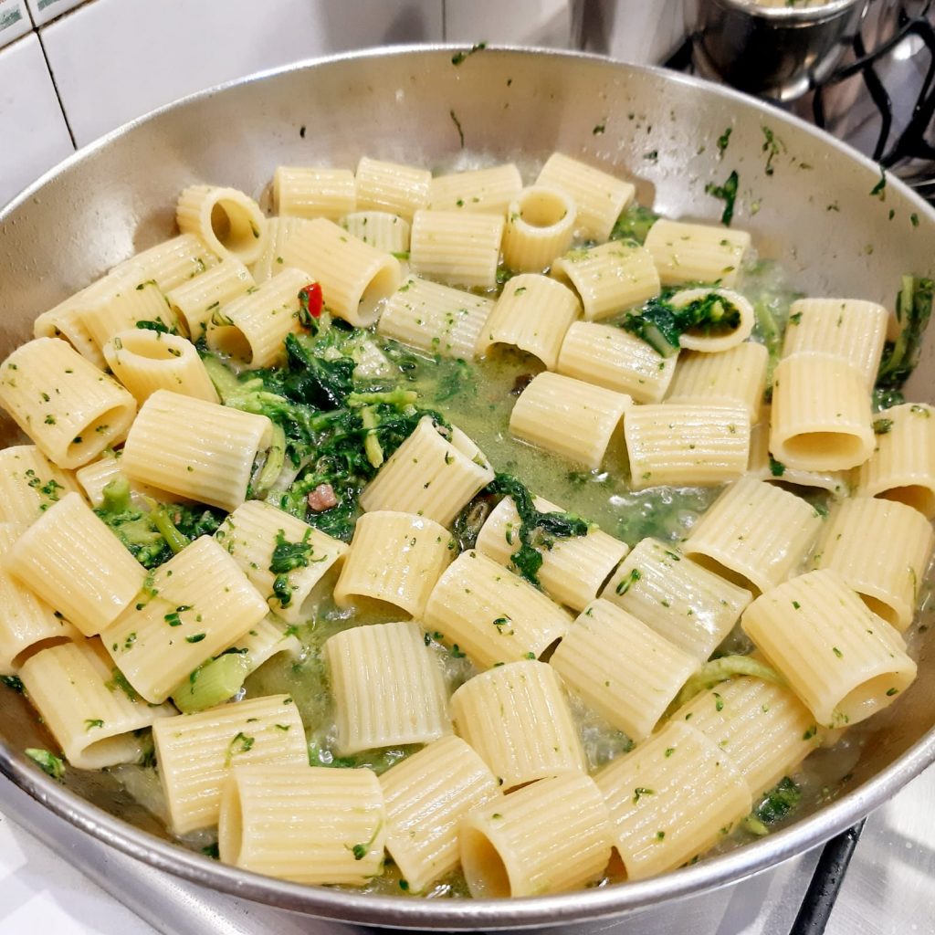 mezze maniche con broccolo siciliano e pancetta affumicata