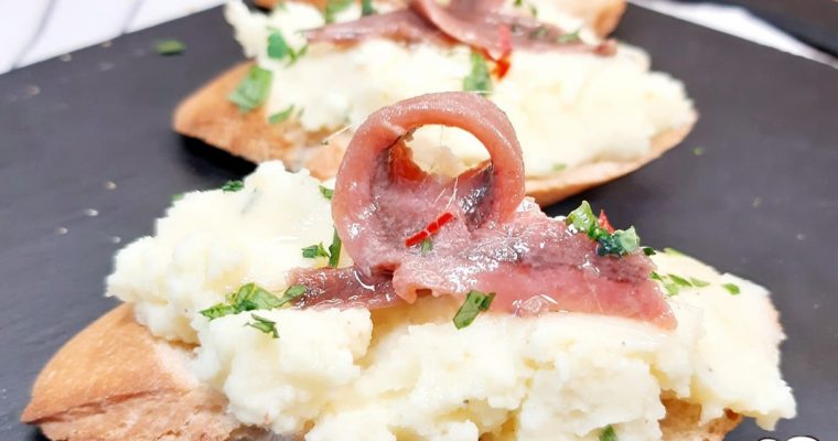 CROSTINI CON PURÈ DI PATATE E FILETTI DI ACCIUGHE