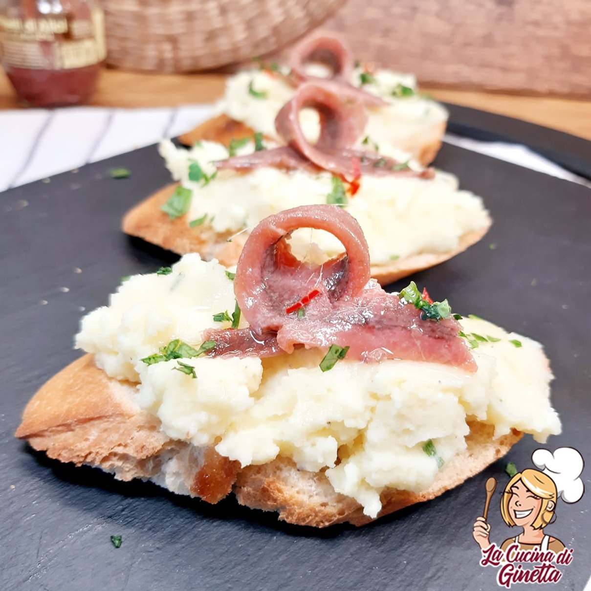 crostini con purè di patate e filetti di acciughe