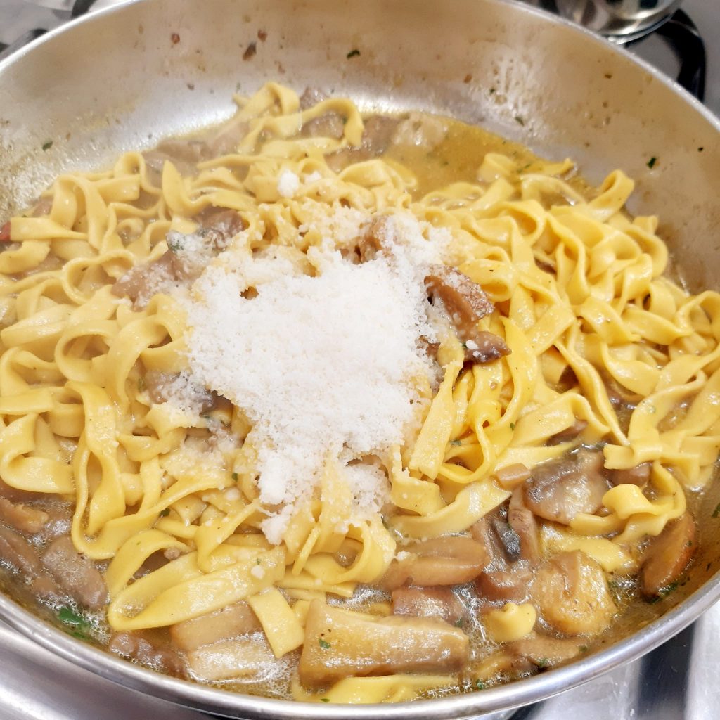 fettuccine con funghi misti e zafferano