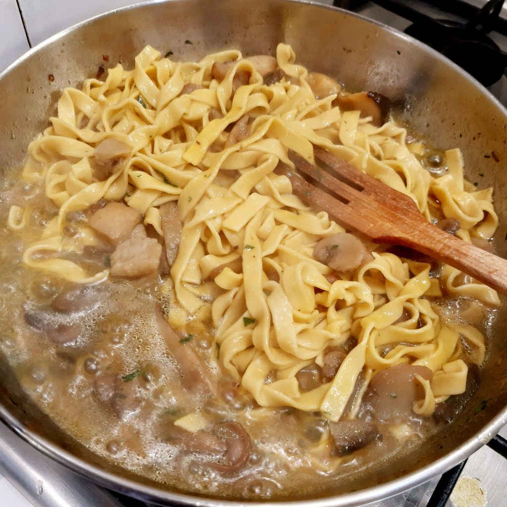 fettuccine con funghi misti e zafferano