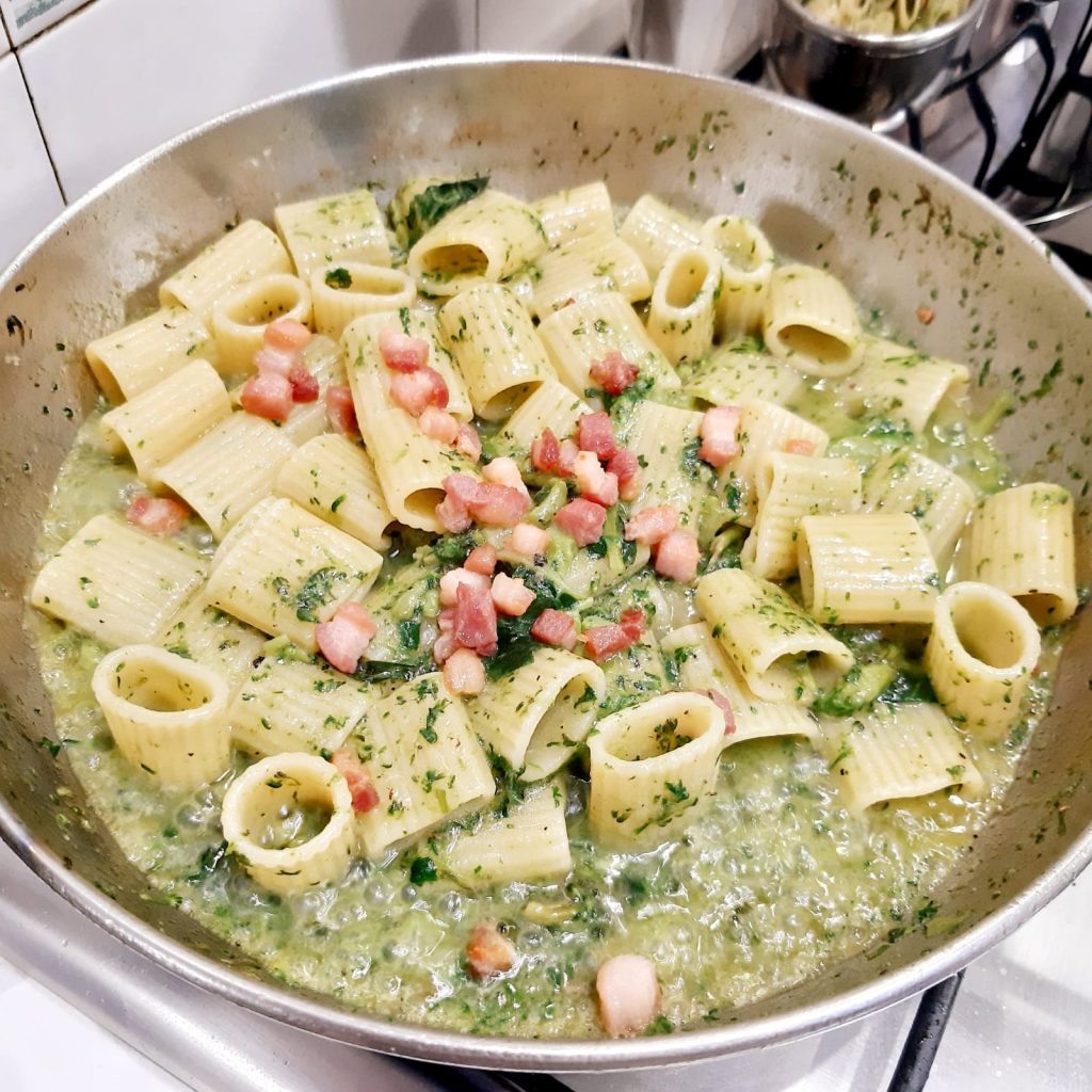 mezze maniche con broccolo siciliano e pancetta affumicata