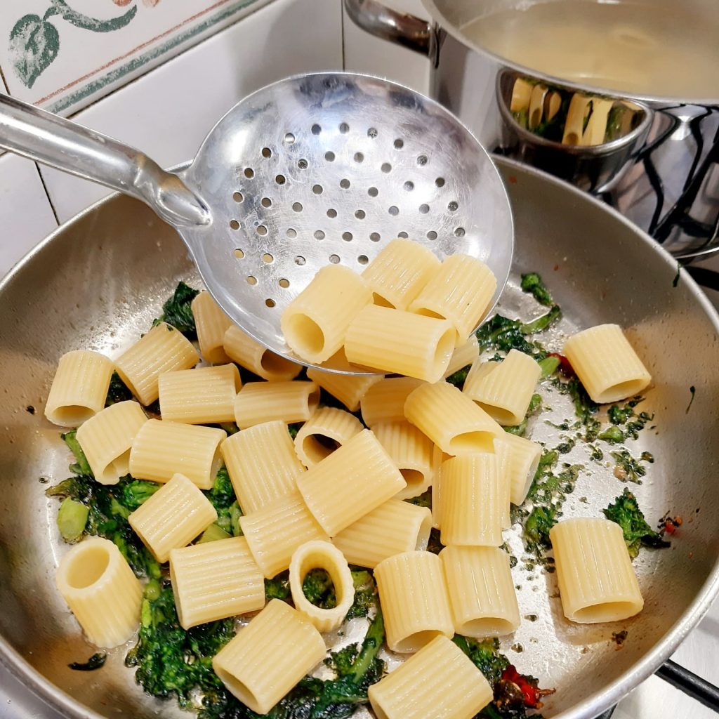 mezze maniche con broccolo siciliano e pancetta affumicata