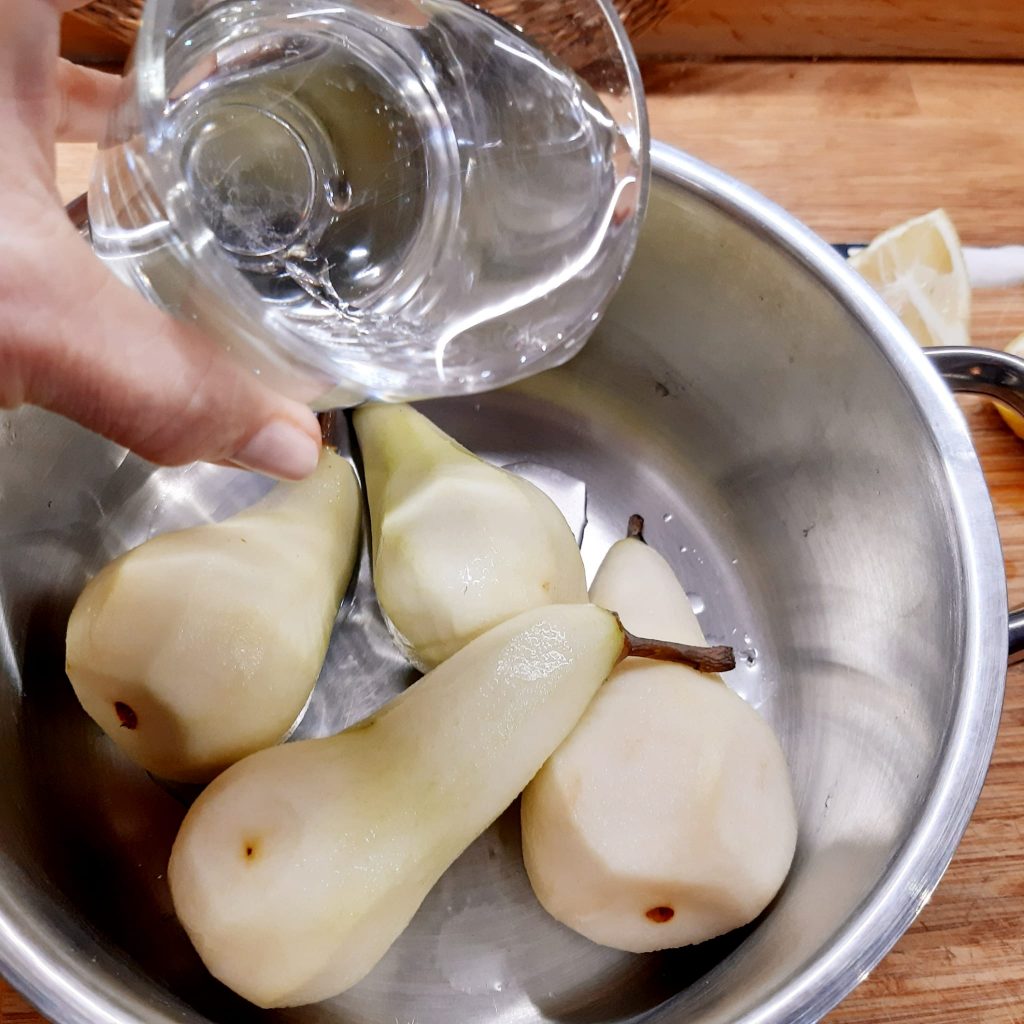 pere sciroppate con cioccolato fondente