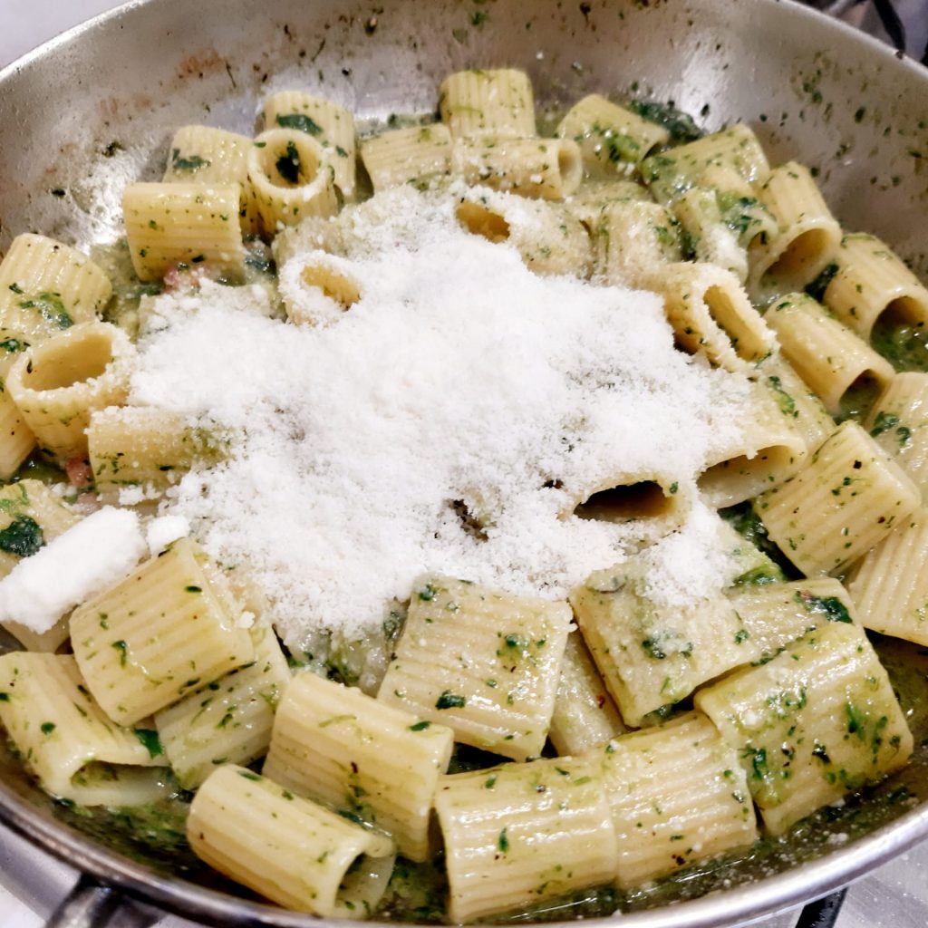 mezze maniche con broccolo siciliano e pancetta affumicata