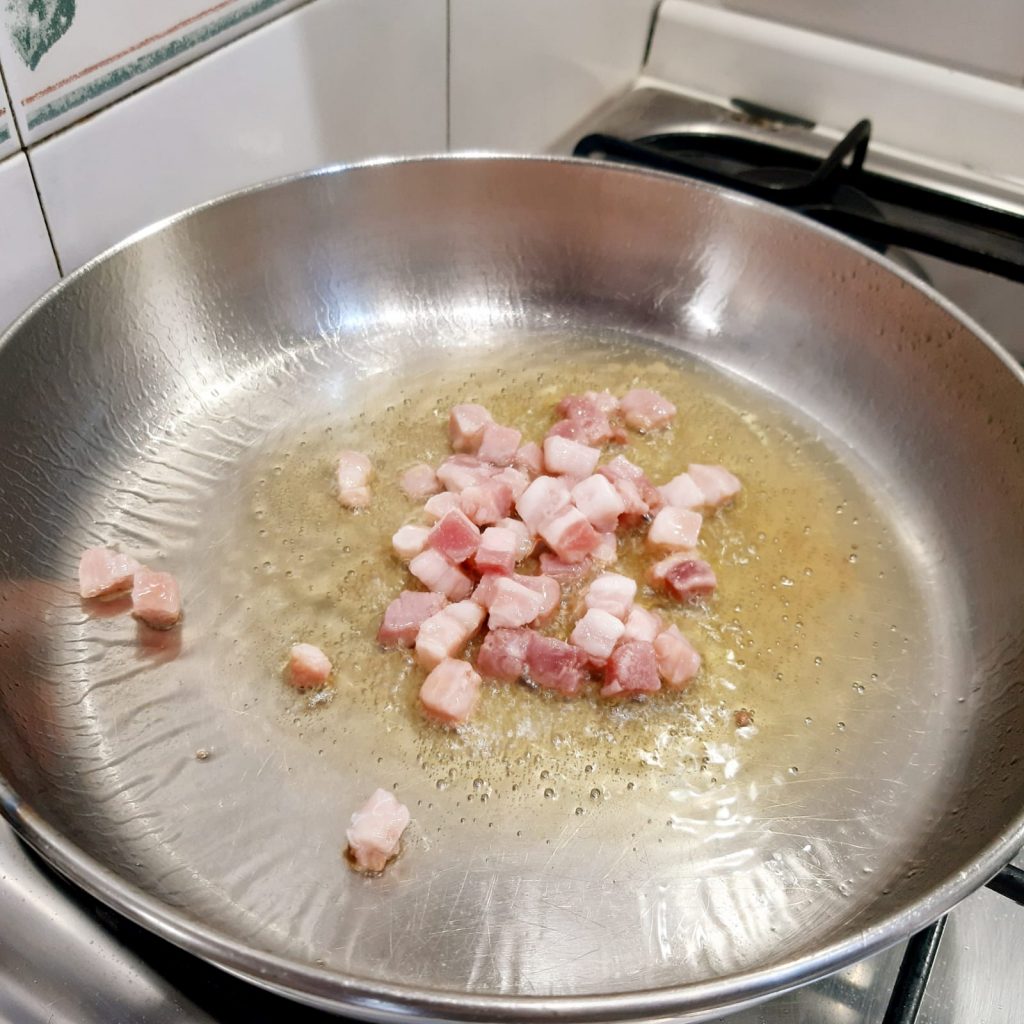 mezze maniche con broccolo siciliano e pancetta affumicata