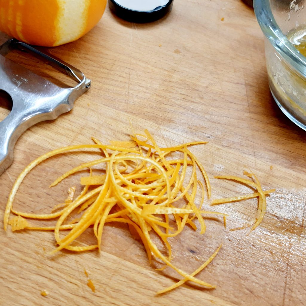 insalata di cavolo rosso con capperi e acciughe