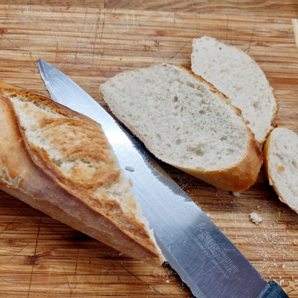 crostini con purè di patate e filetti di acciughe