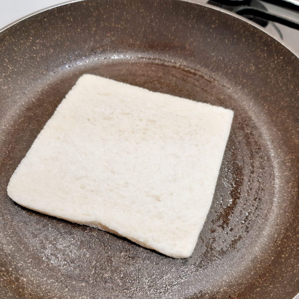 toast con spinaci scamorza e uova di quaglia