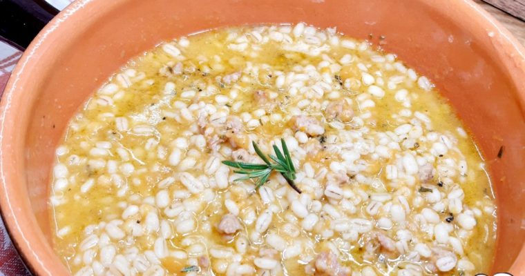 MINESTRA DI ORZO PERLATO CON ZUCCA E SALSICCIA