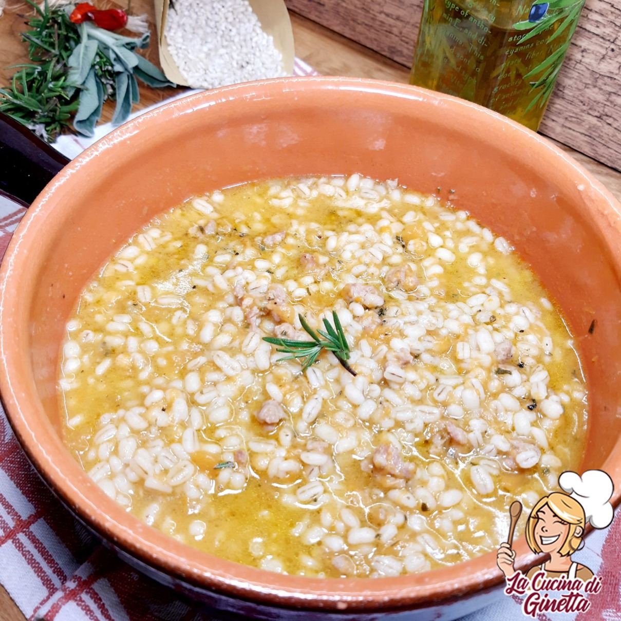 minestra di orzo perlato con zucca e salsiccia