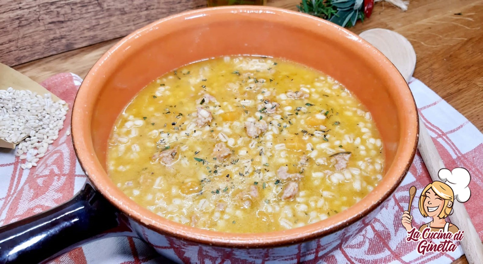 minestra di orzo perlato con zucca e salsiccia