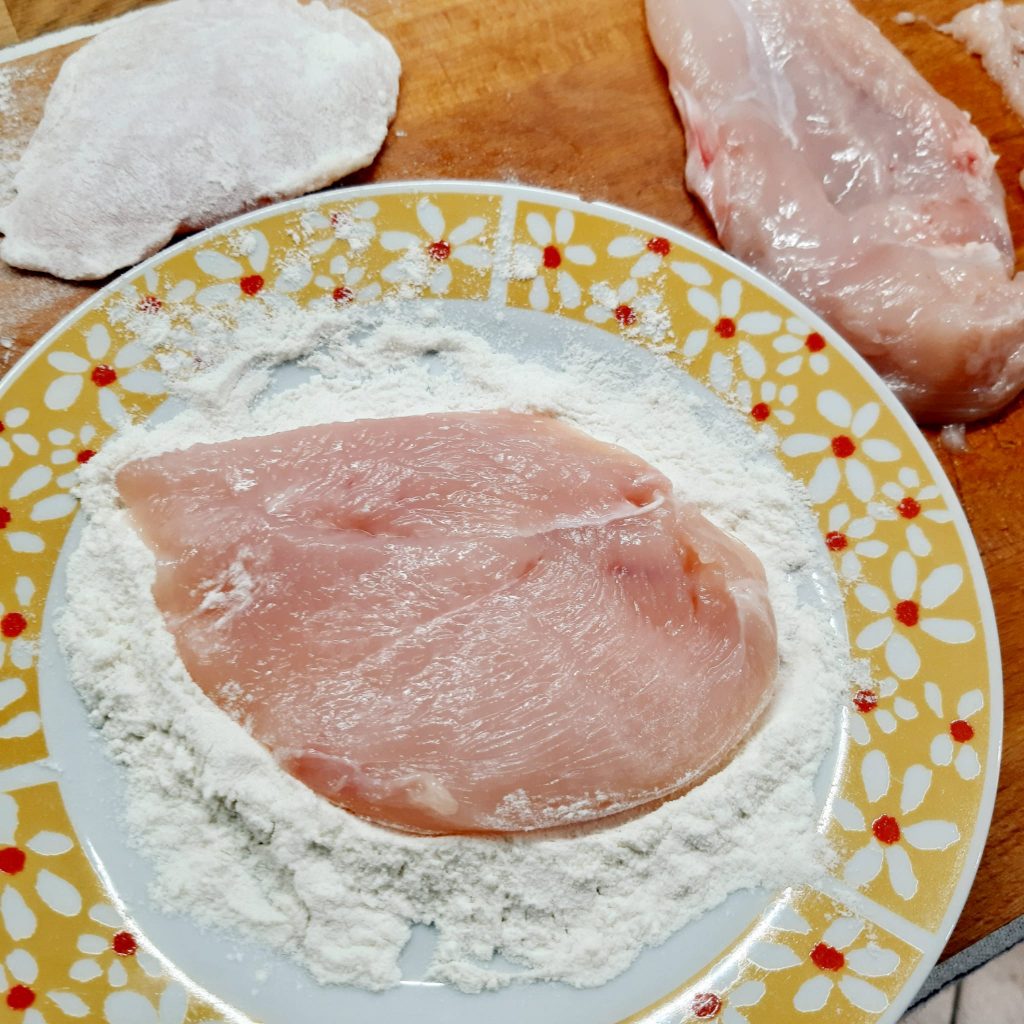 scaloppine di pollo con pomodorini e formaggio