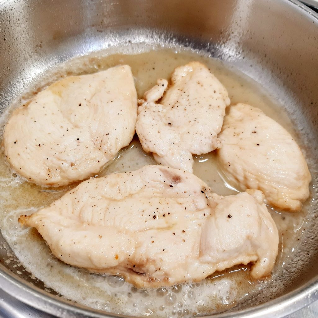 scaloppine di pollo con pomodorini e formaggio