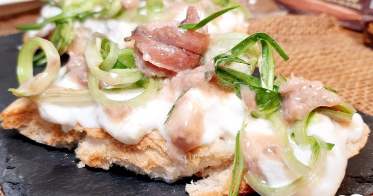 CROSTINI CON BURRATA PUNTARELLE E ALICI DEL CANTABRICO