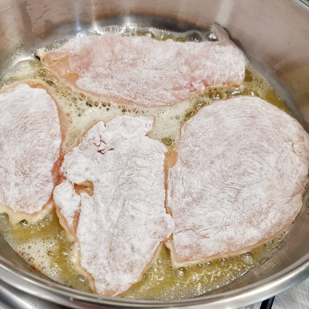 scaloppine di pollo con pomodorini e formaggio