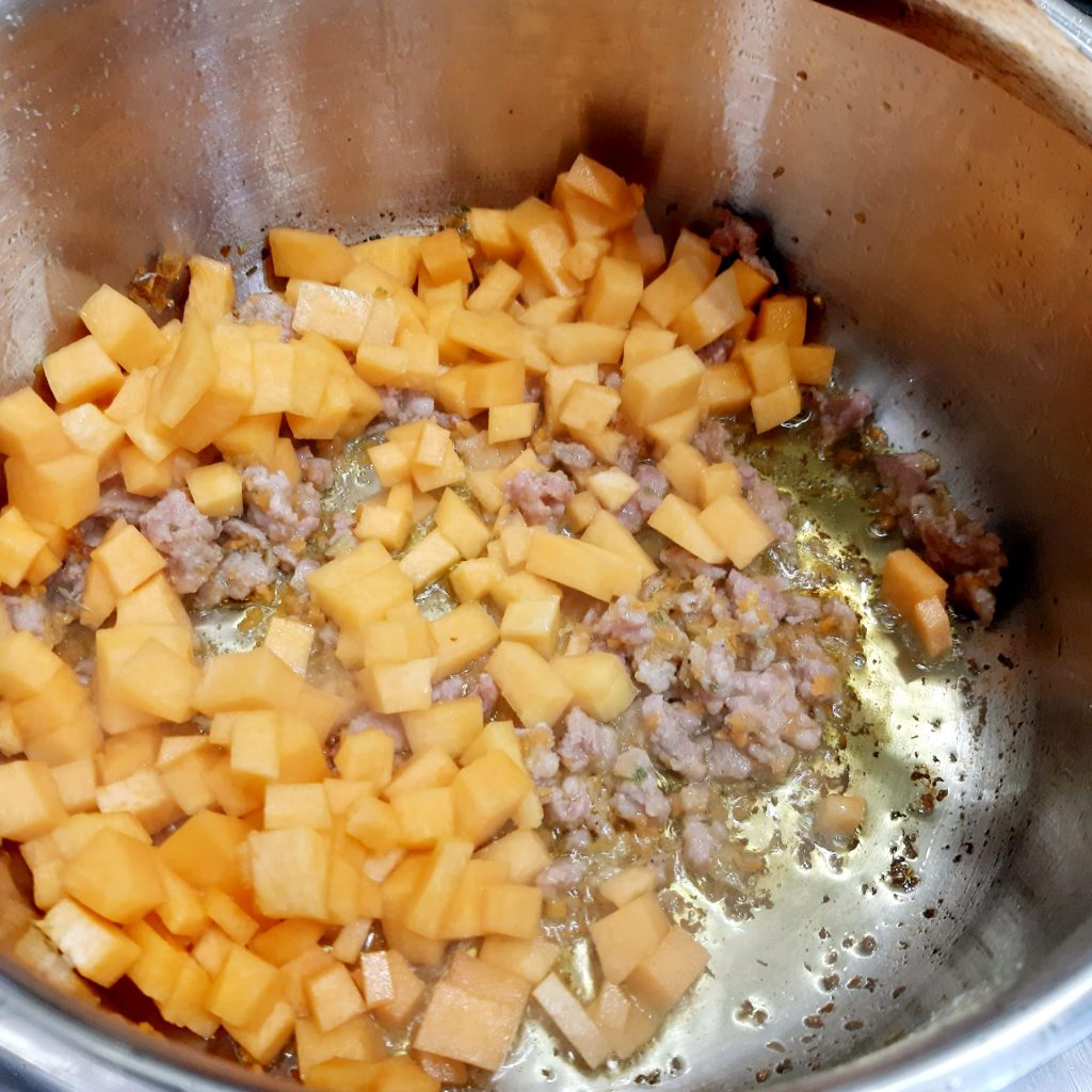 minestra di orzo perlato con zucca e salsiccia