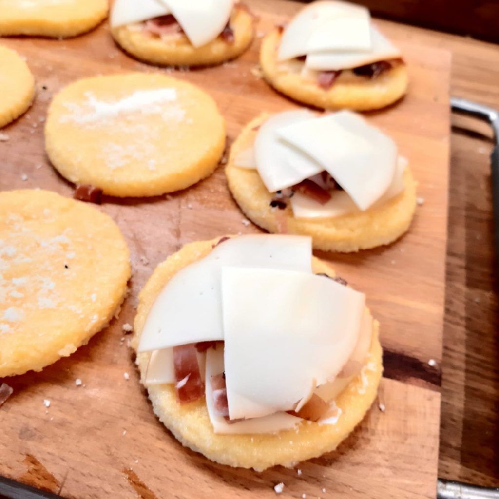 burger di polenta con speck e scamorza affumicata