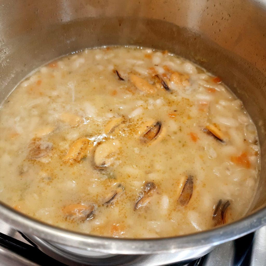 ZUPPA DI CANNELLINI E COZZE CON CROSTINI DI PANE