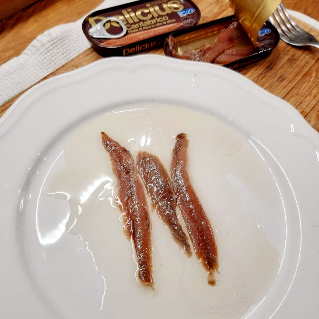 crostini con burrata puntarelle e alici del Cantabrico