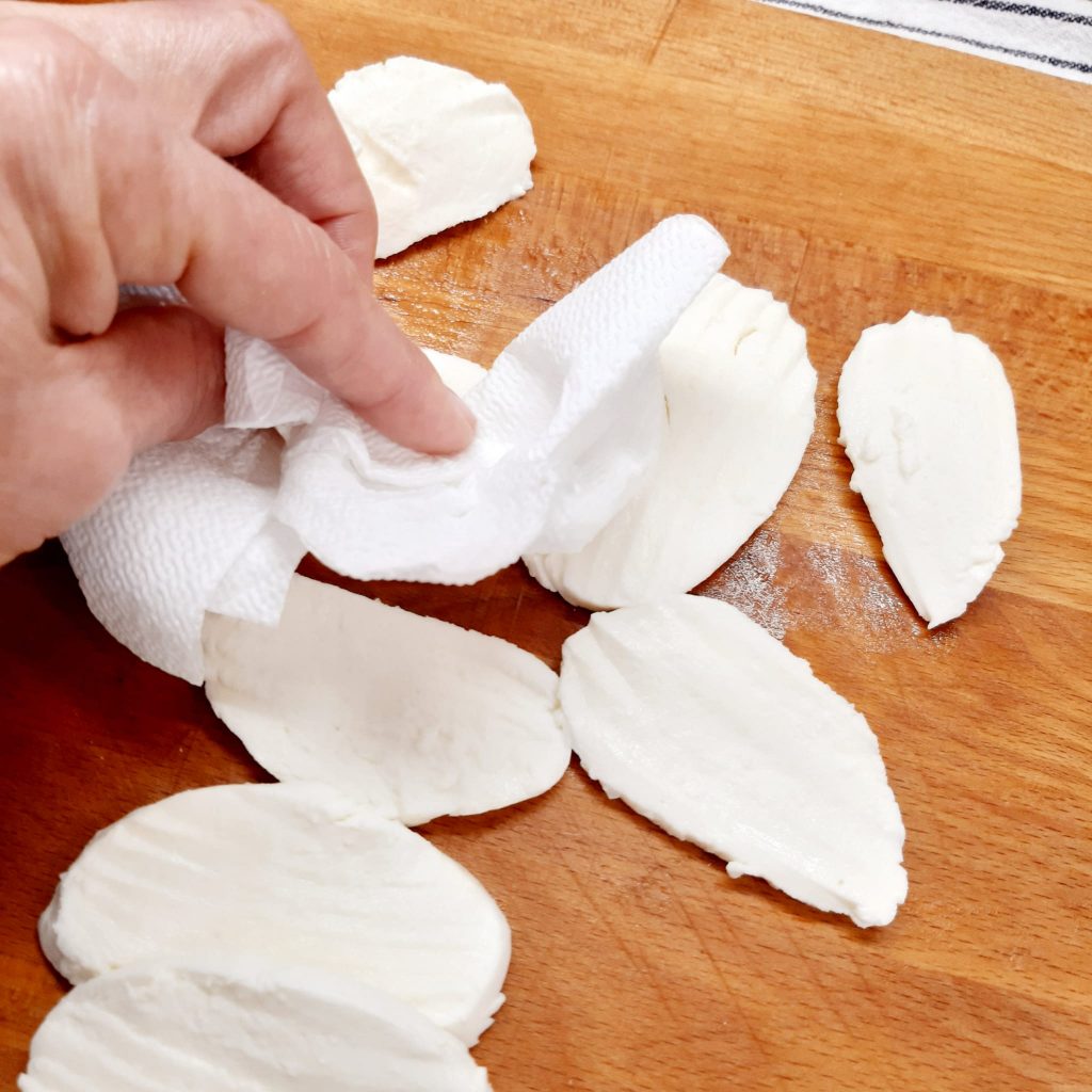 crostini di polenta con mozzarella e acciughe