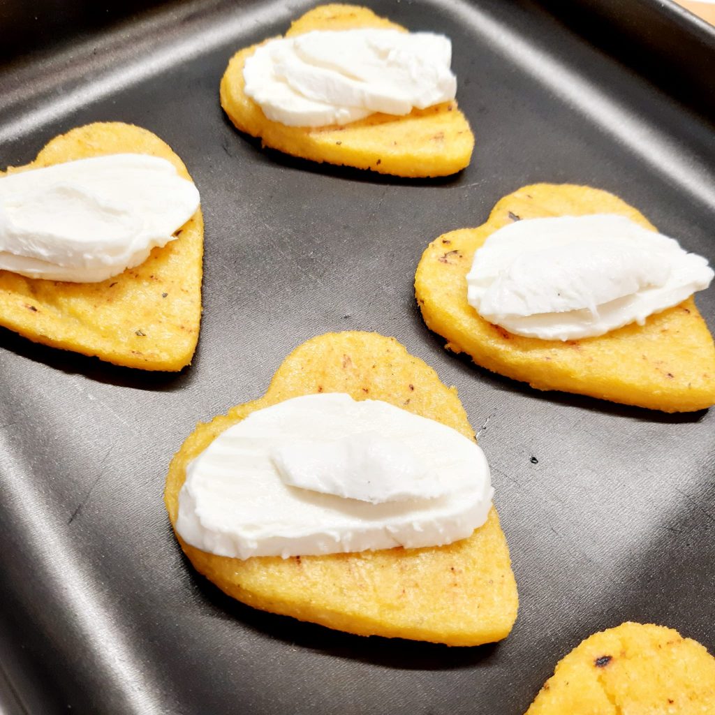 crostini di polenta con mozzarella e acciughe