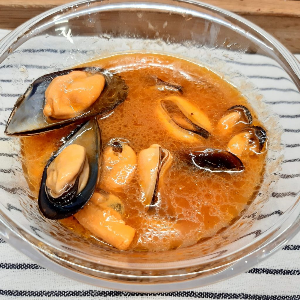 ZUPPA DI CANNELLINI E COZZE CON CROSTINI DI PANE