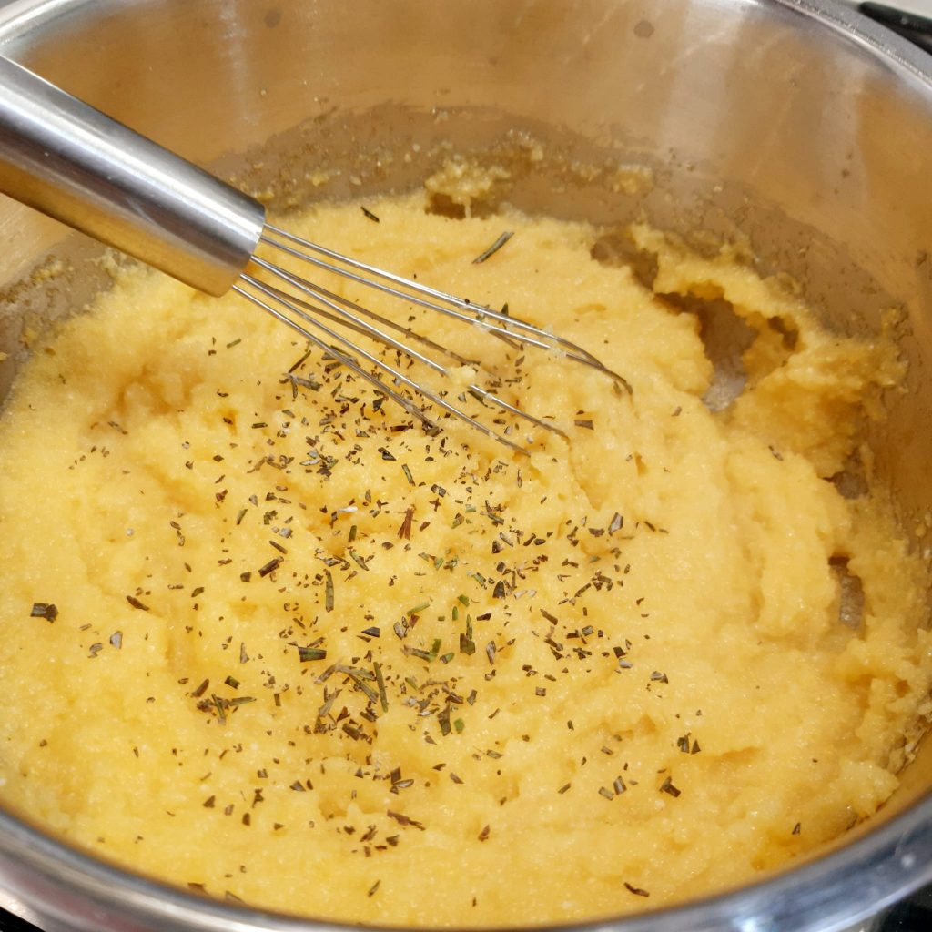 crostini di polenta con mozzarella e acciughe