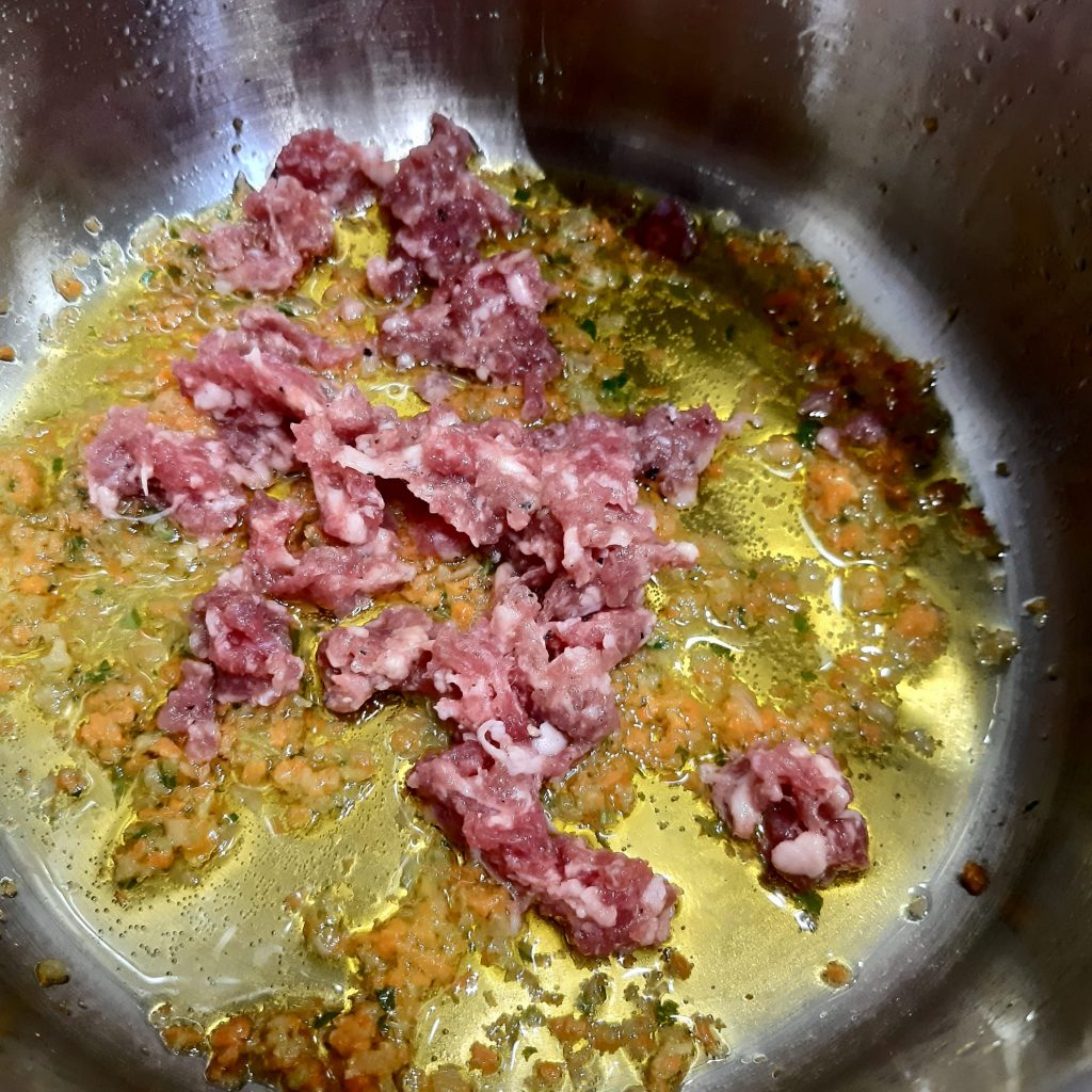 minestra di orzo perlato con zucca e salsiccia