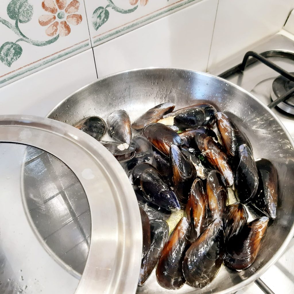 ZUPPA DI CANNELLINI E COZZE CON CROSTINI DI PANE