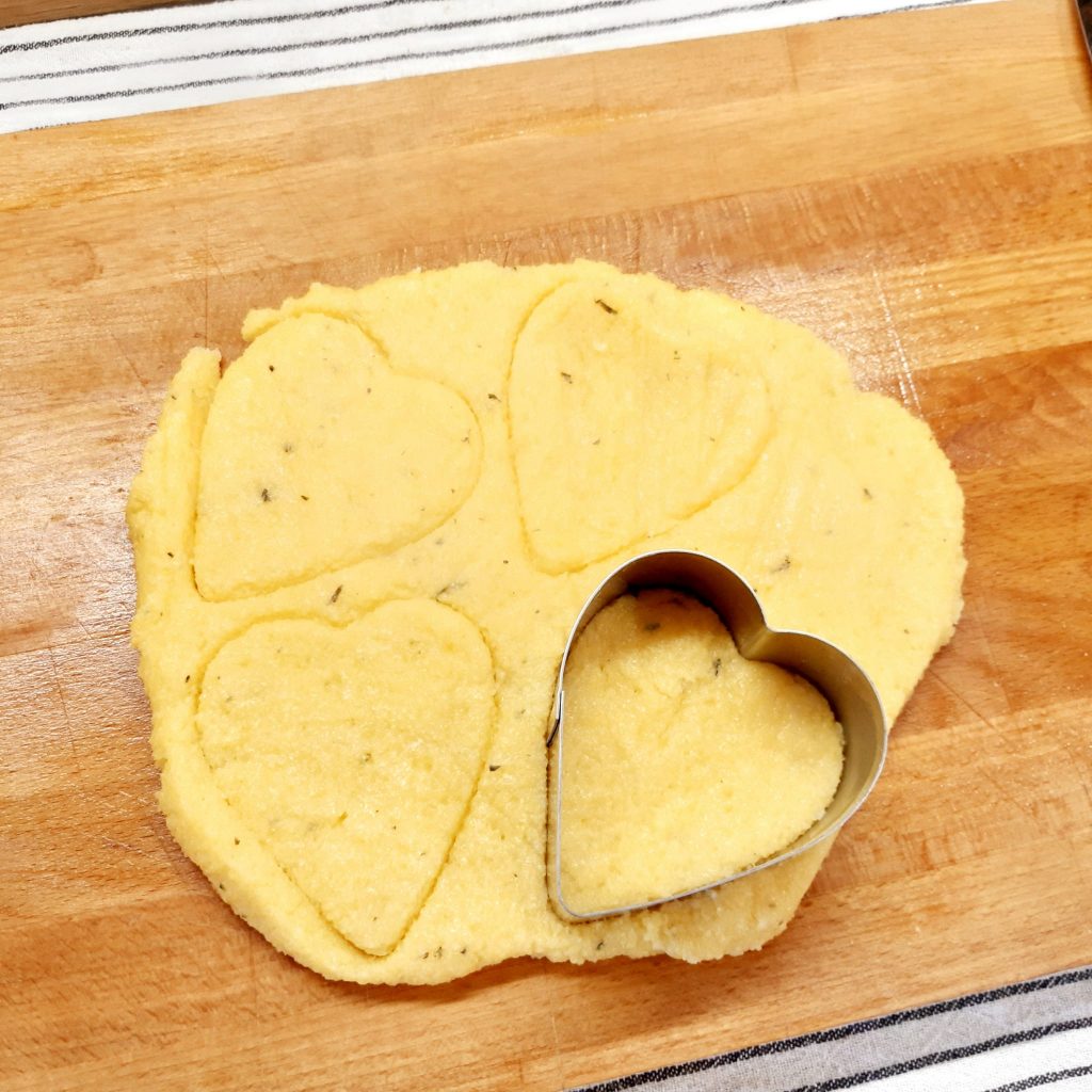 crostini di polenta con mozzarella e acciughe