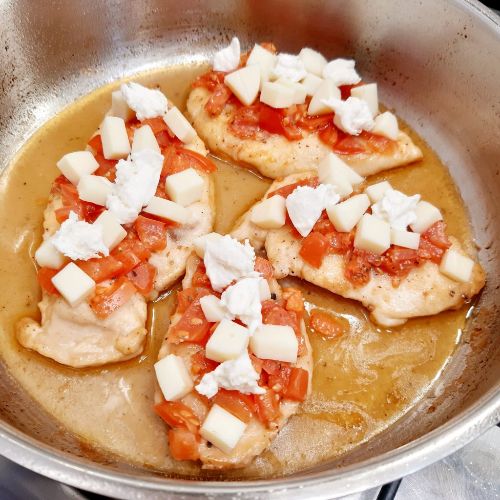 scaloppine di pollo con pomodorini e formaggio