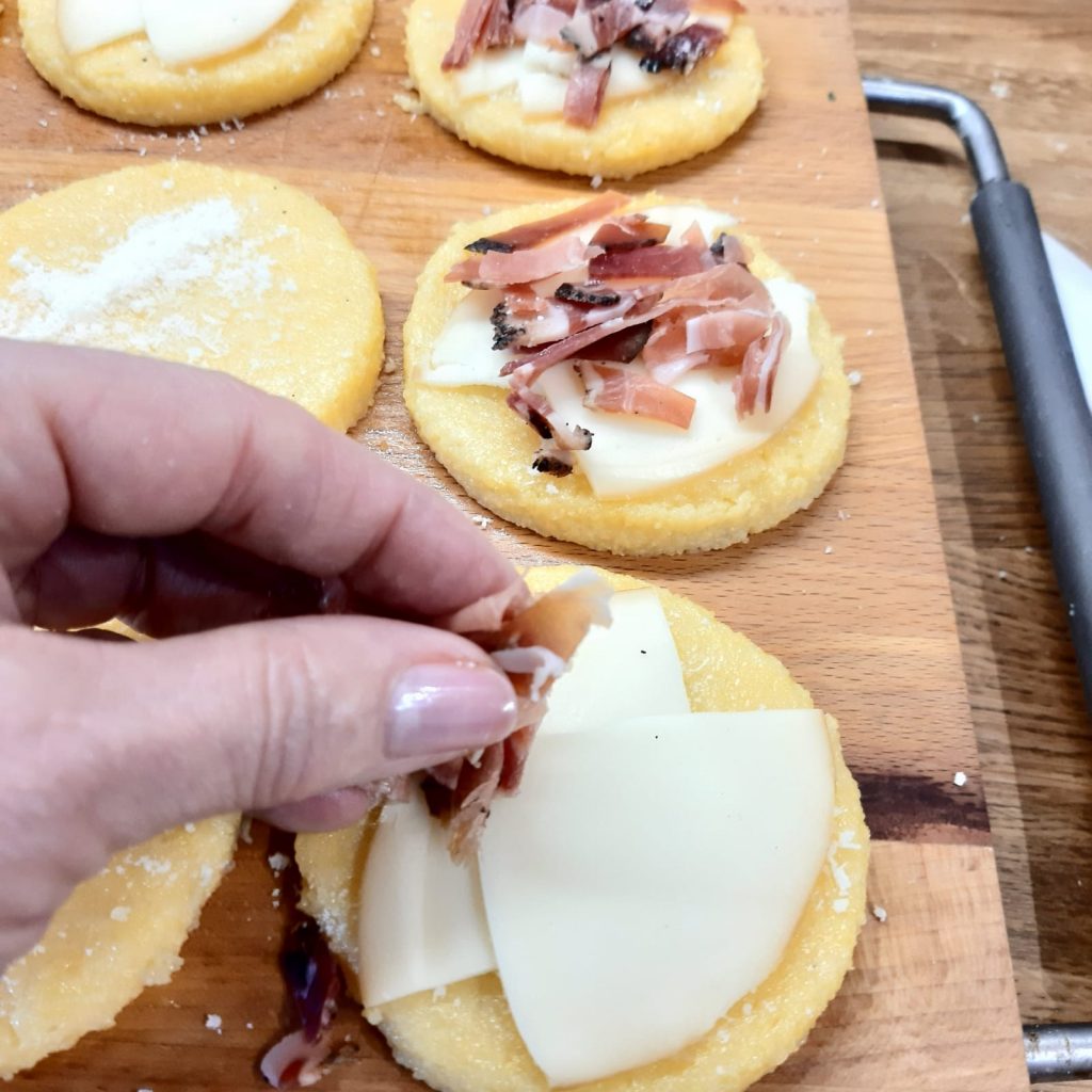 burger di polenta con speck e scamorza affumicata