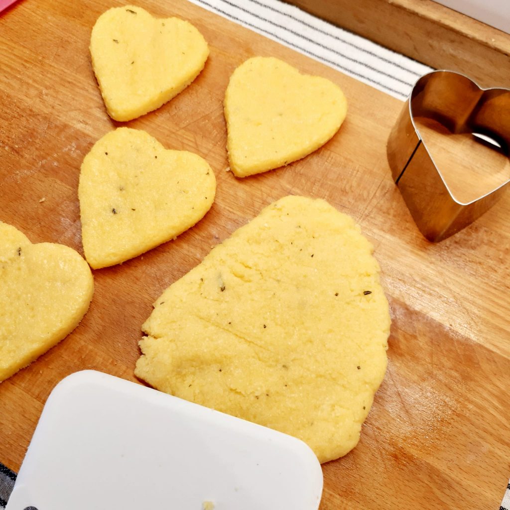 crostini di polenta con mozzarella e acciughe