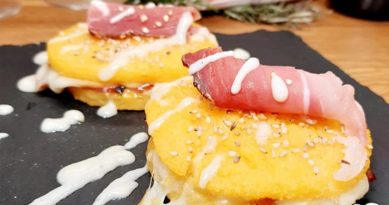 BURGER DI POLENTA CON SPECK E SCAMORZA AFFUMICATA