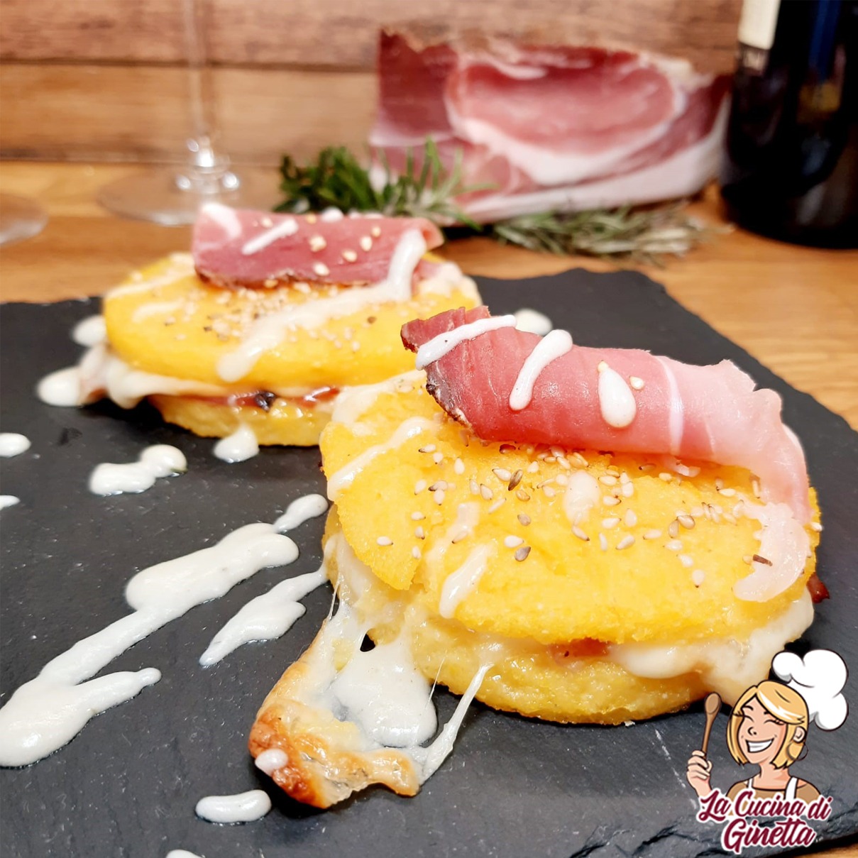 burger di polenta con speck e scamorza affumicata