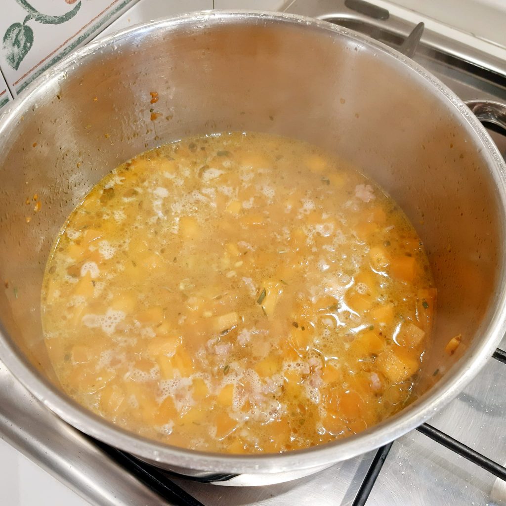 minestra di orzo perlato con zucca e salsiccia