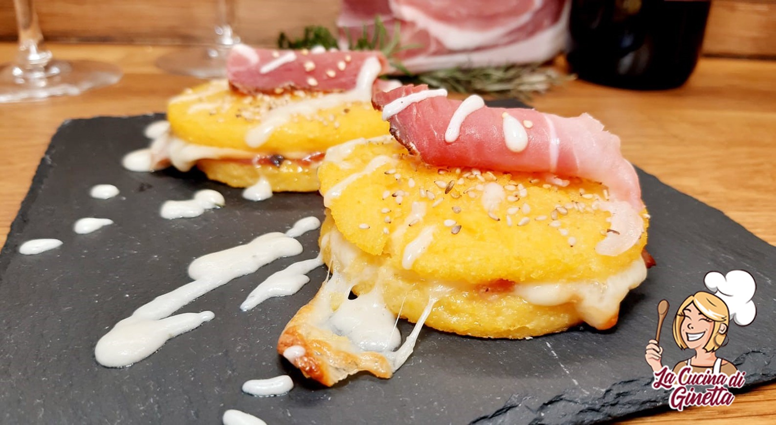 burger di polenta con speck e scamorza affumicata