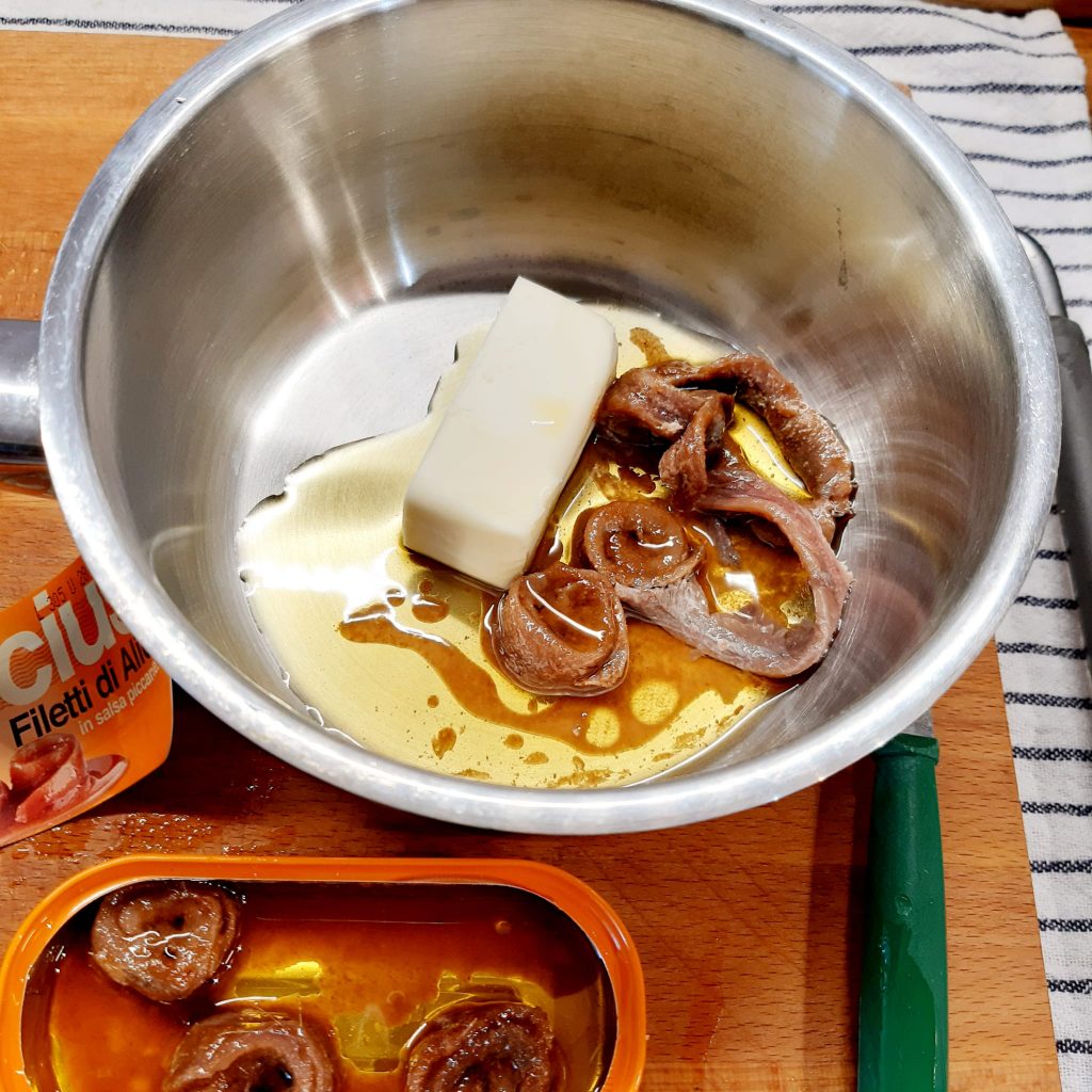 crostini di polenta con mozzarella e acciughe