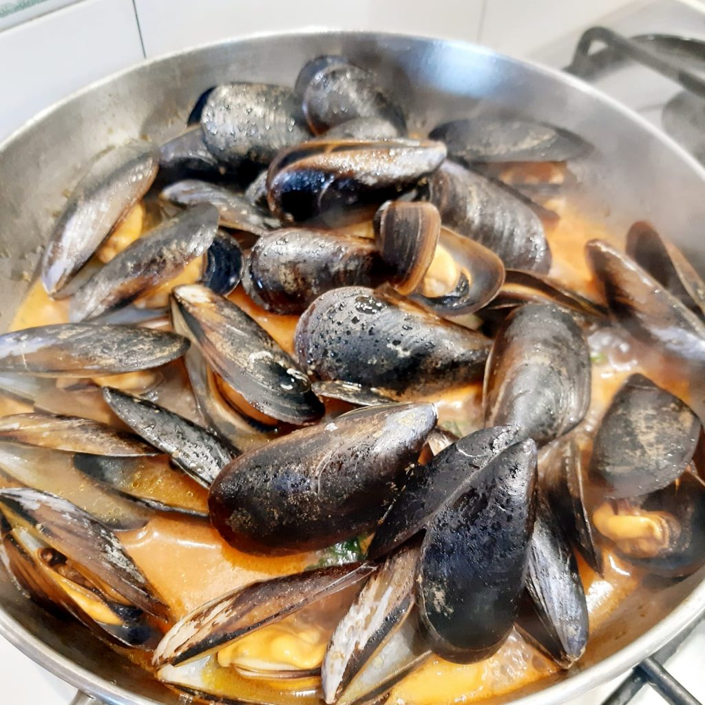 ZUPPA DI CANNELLINI E COZZE CON CROSTINI DI PANE