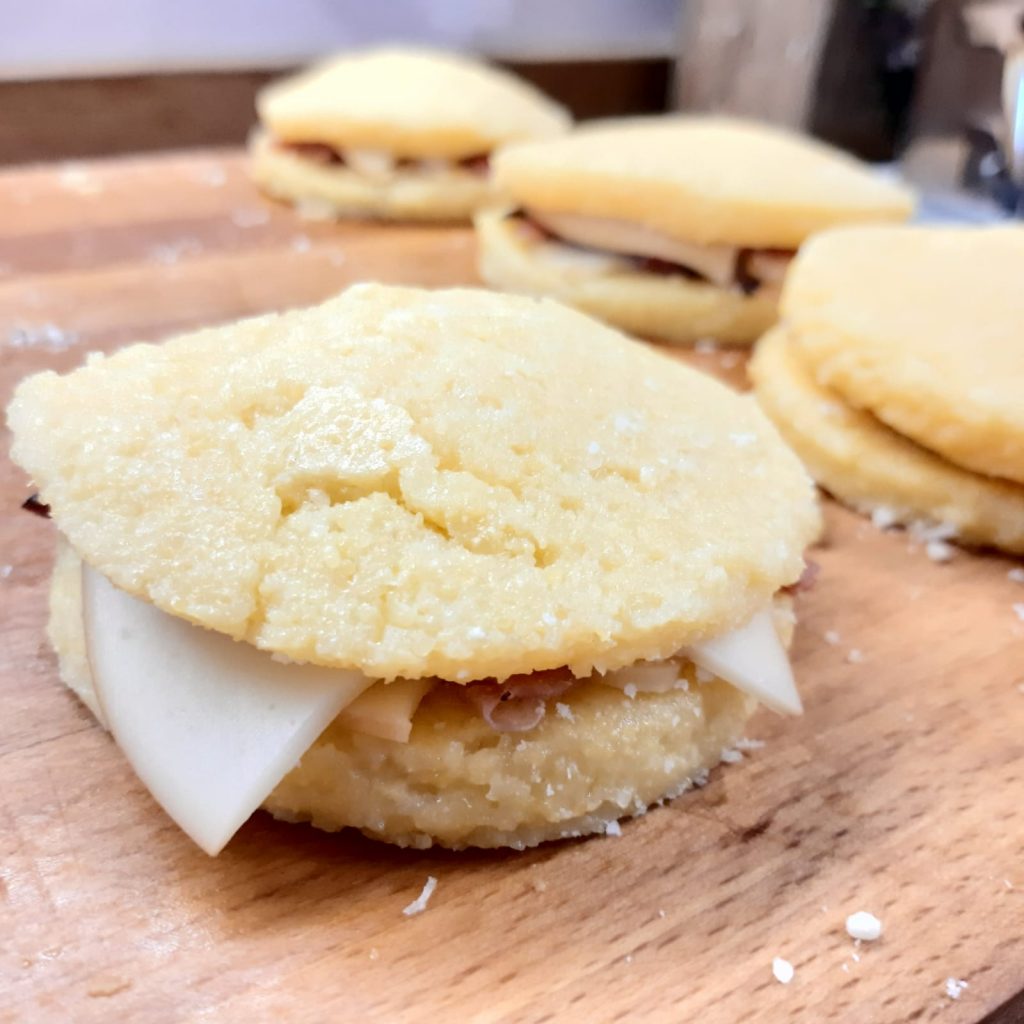 burger di polenta con speck e scamorza affumicata