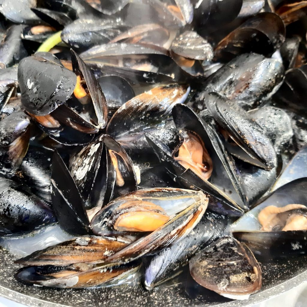 Fiori di pasta con crema di patate e cozze 