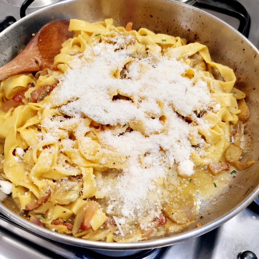 fettuccine fatte in casa con guanciale e carciofi