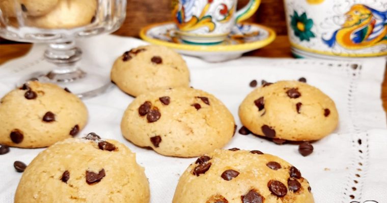 BISCOTTI CON GOCCE DI CIOCCOLATO E ARANCIA