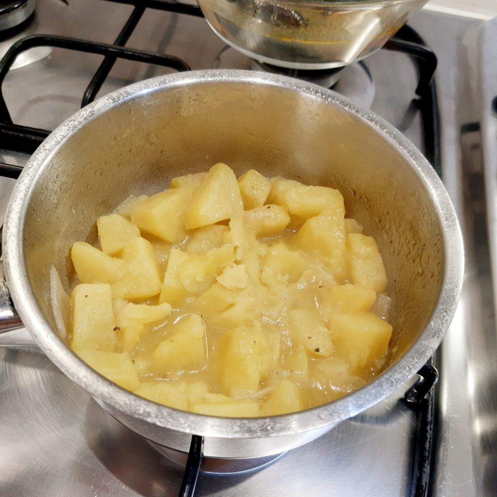 Fiori di pasta con crema di patate e cozze 