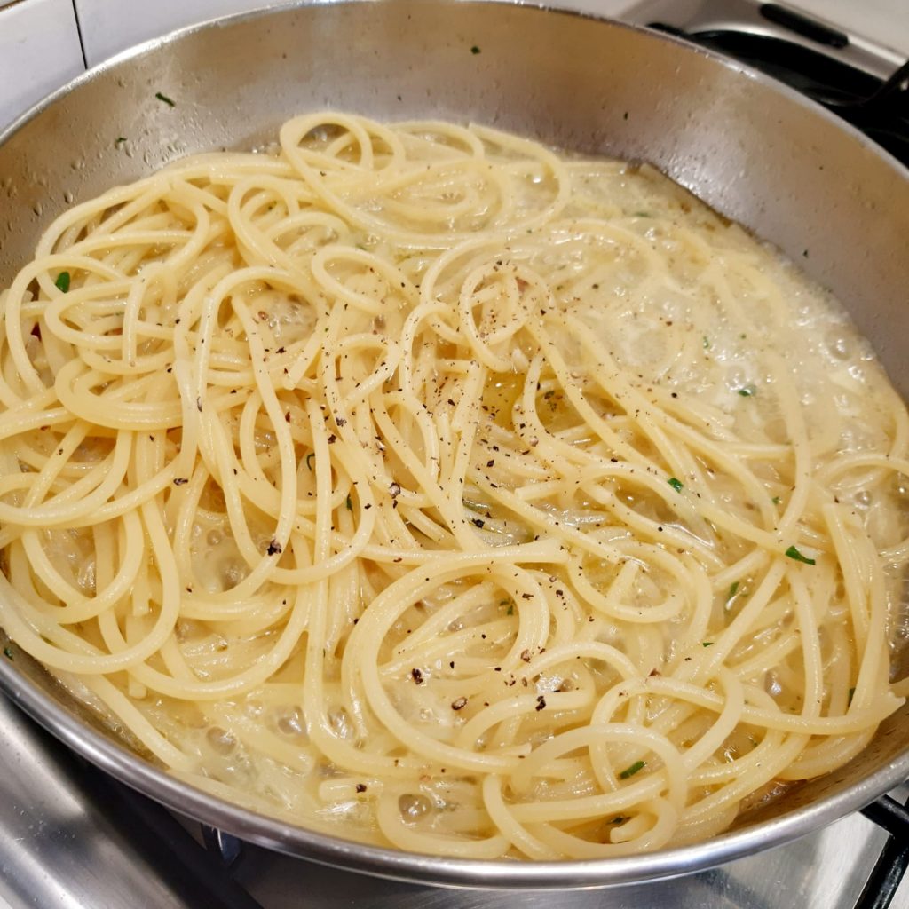 spaghetti aglio olio peperoncino con pangrattato alle acciughe