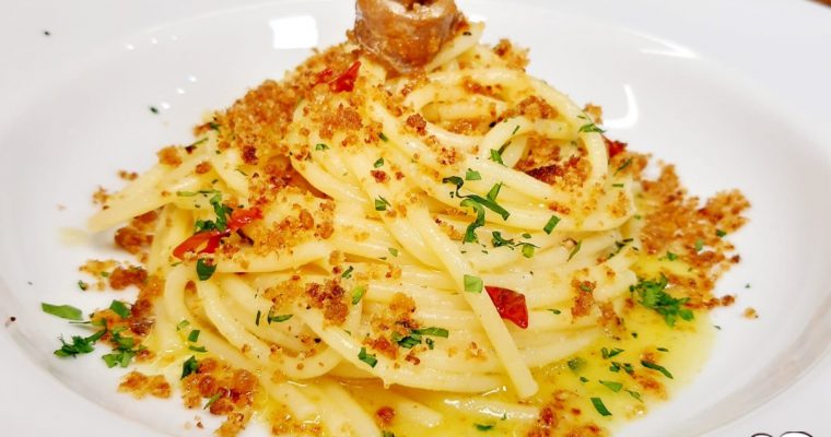 SPAGHETTI AGLIO OLIO PEPERONCINO CON PANGRATTATO ALLE ACCIUGHE