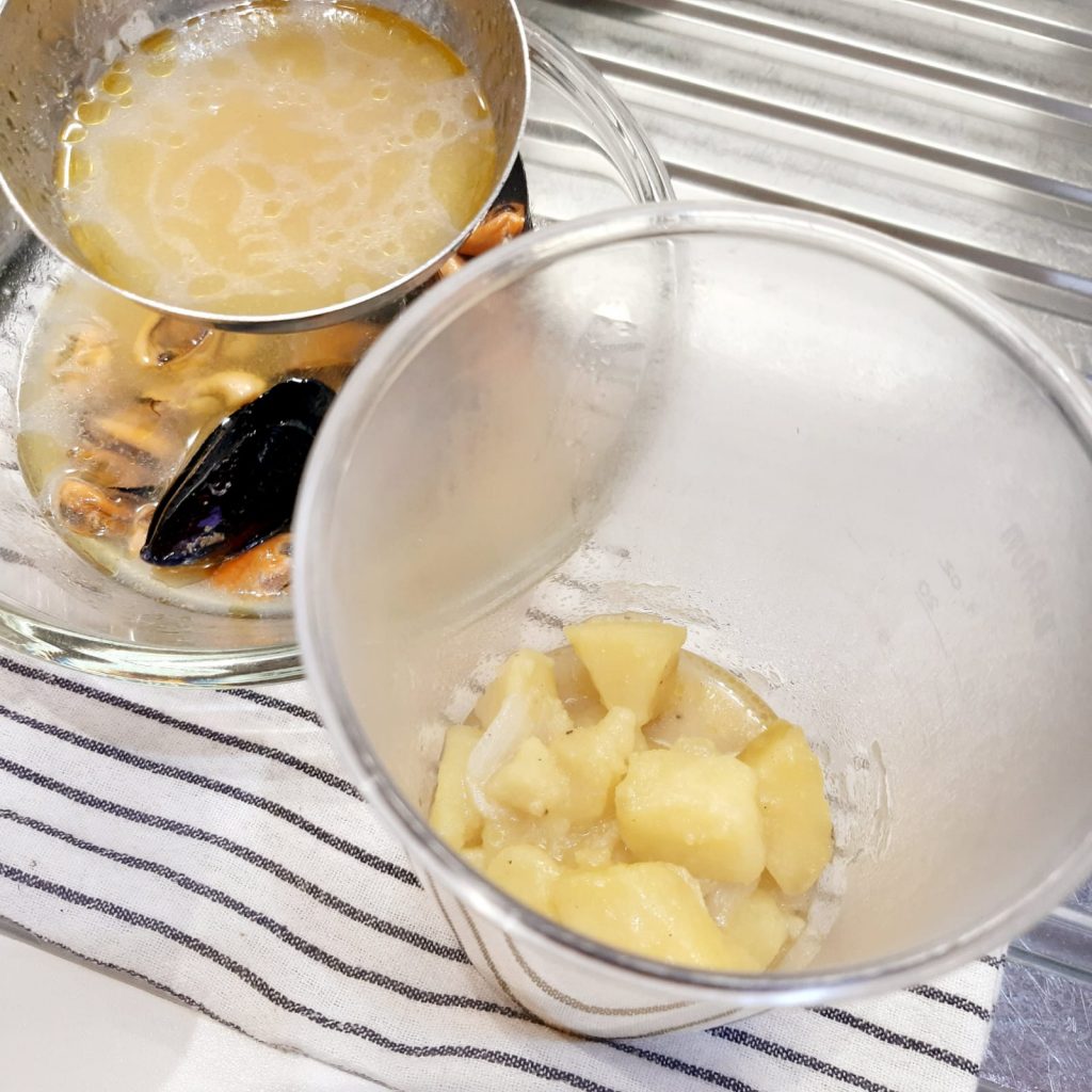 Fiori di pasta con crema di patate e cozze 