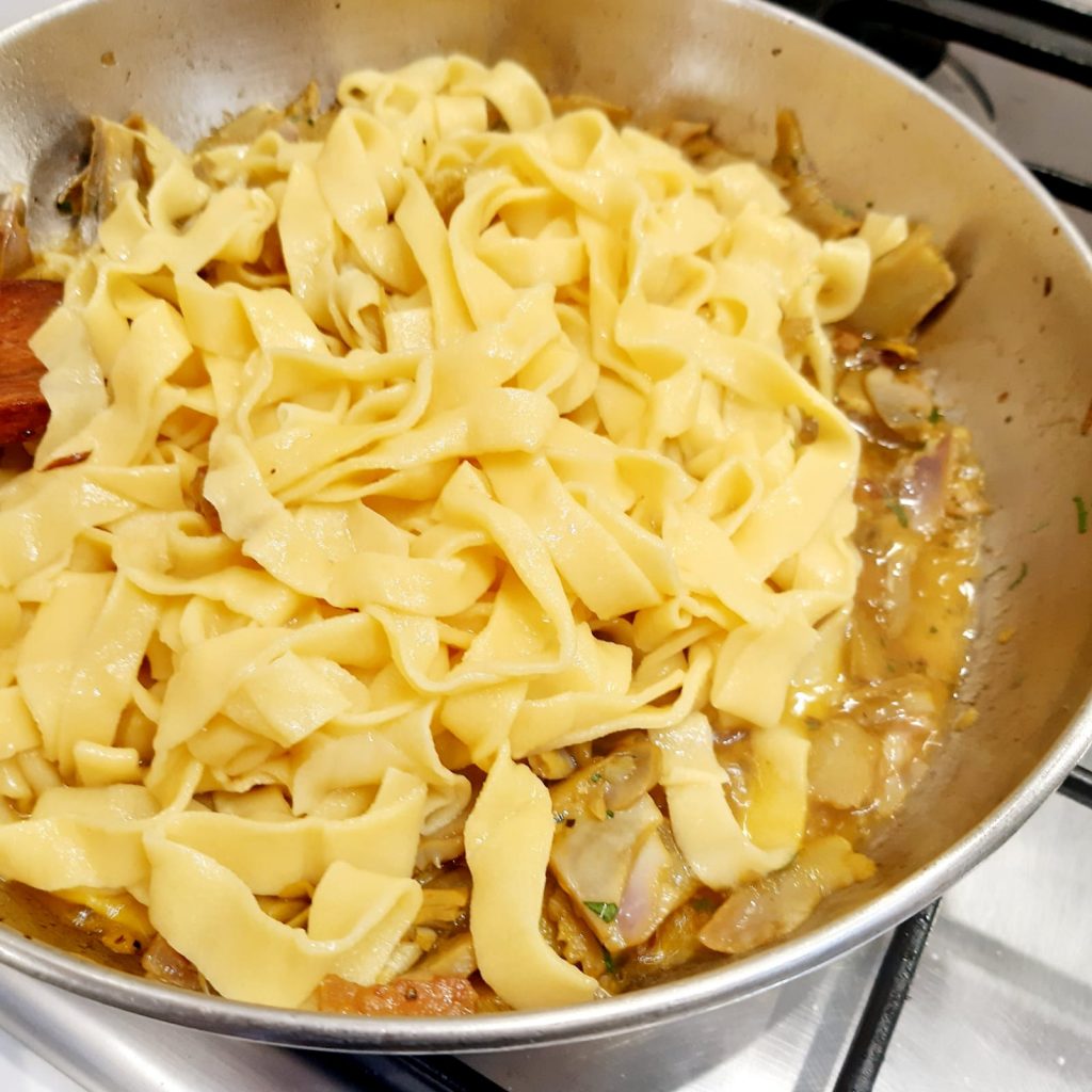 fettuccine fatte in casa con guanciale e carciofi