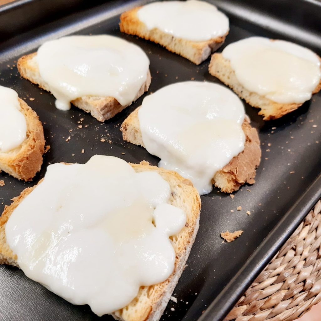 CROSTINI CON PROSCIUTTO MOZZARELLA E BURRO AROMATICO